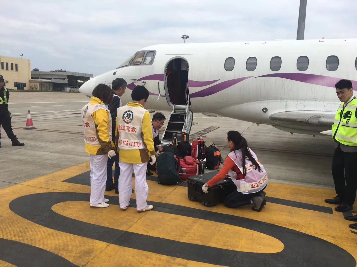 塔城香港出入境救护车出租